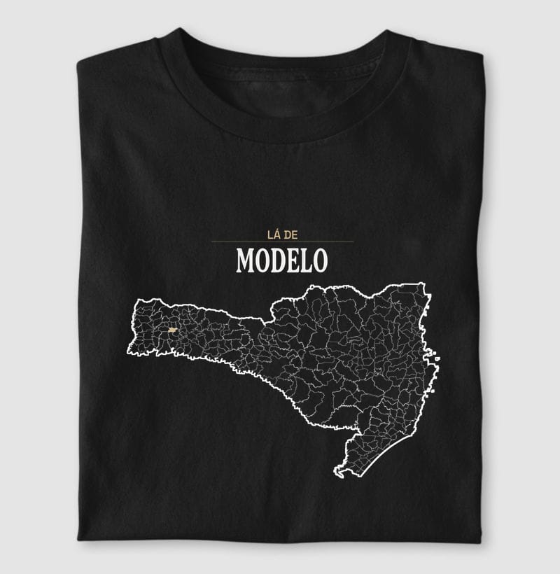 Camiseta Território de Modelo